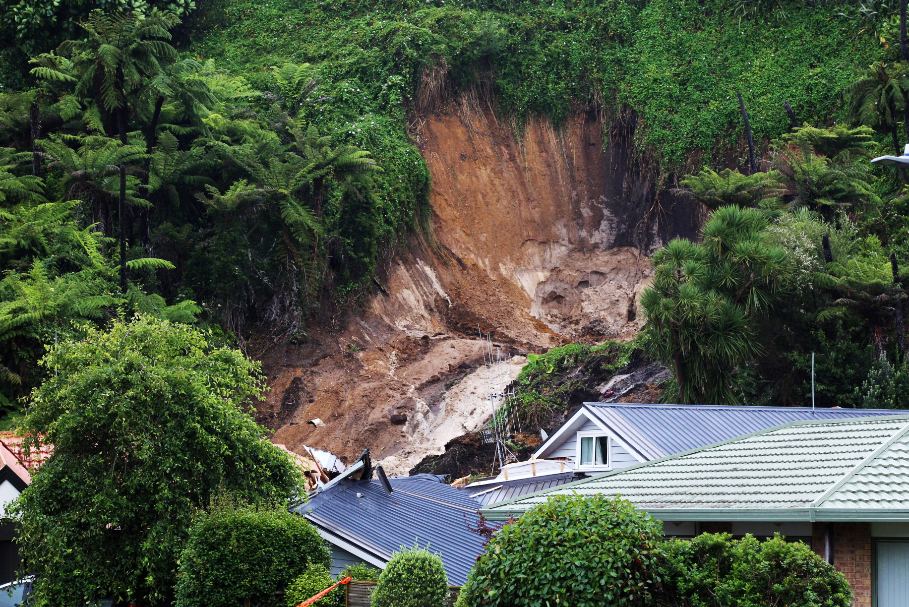 epaselect epa10437191 A house is damaged after a landslide, in Tauranga, New Zealand, 29 January 2023.  EPA/Cameron Avery  EDITORIAL USE ONLY AUSTRALIA AND NEW ZEALAND OUT