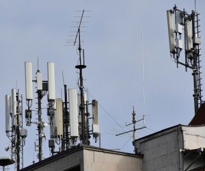 19.10.2021., Slavonski Brod -  Na stambenim zgradama sve je vise antenskih sustava mobilnih telekomunikacijskih operatera. Photo: Ivica Galovic/PIXSELL
