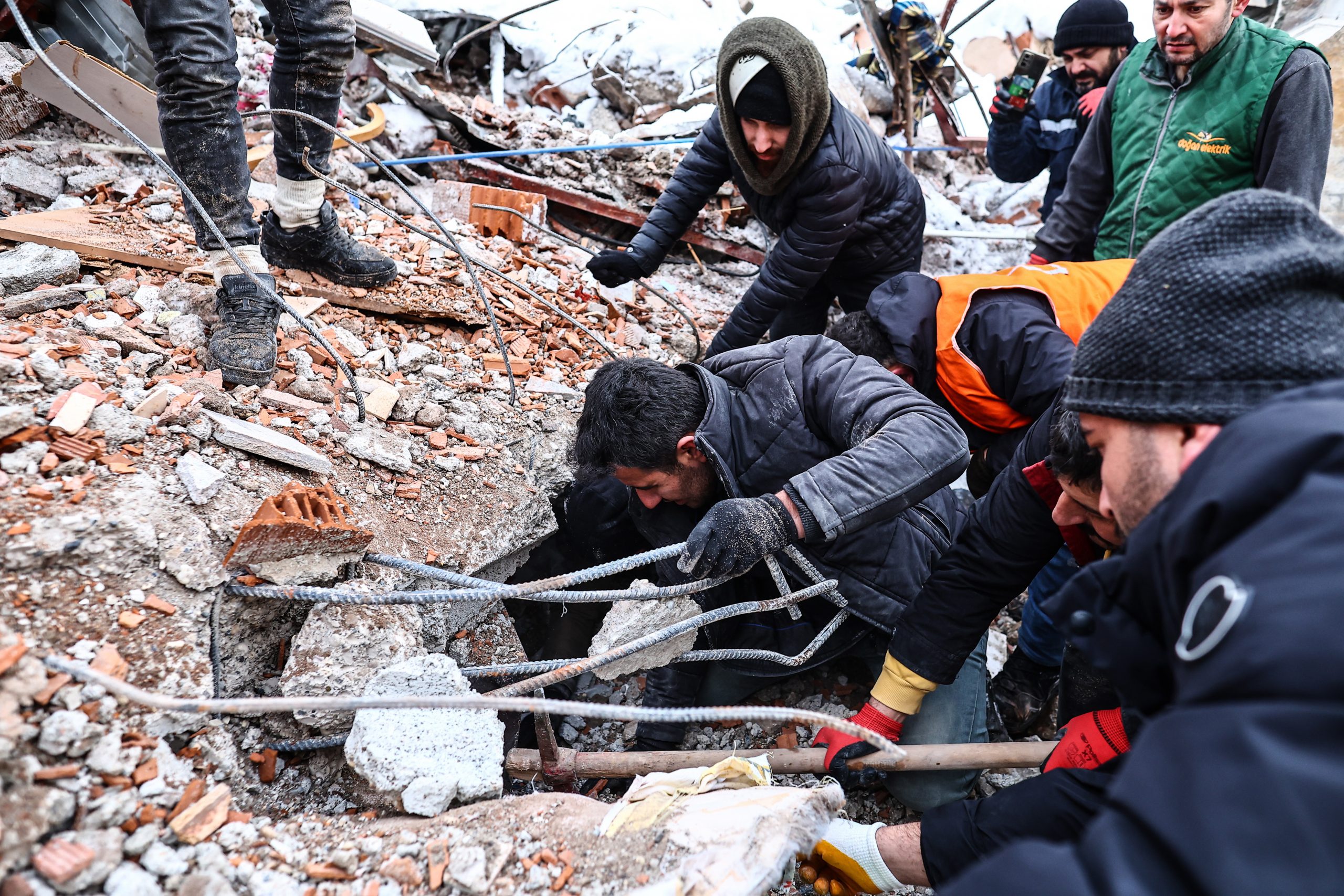 epa10453199 Emergency personnel search for victims at the site of a collapsed building in the aftermath of a powerful earthquake in the Elbistan district of Kahramanmaras, southeastern Turkey, 07 February 2023. Thousands of people died and thousands more were injured after major earthquakes struck southern Turkey and northern Syria on 06 February. Authorities fear the death toll will keep climbing as rescuers look for survivors across the region.  EPA/SEDAT SUNA