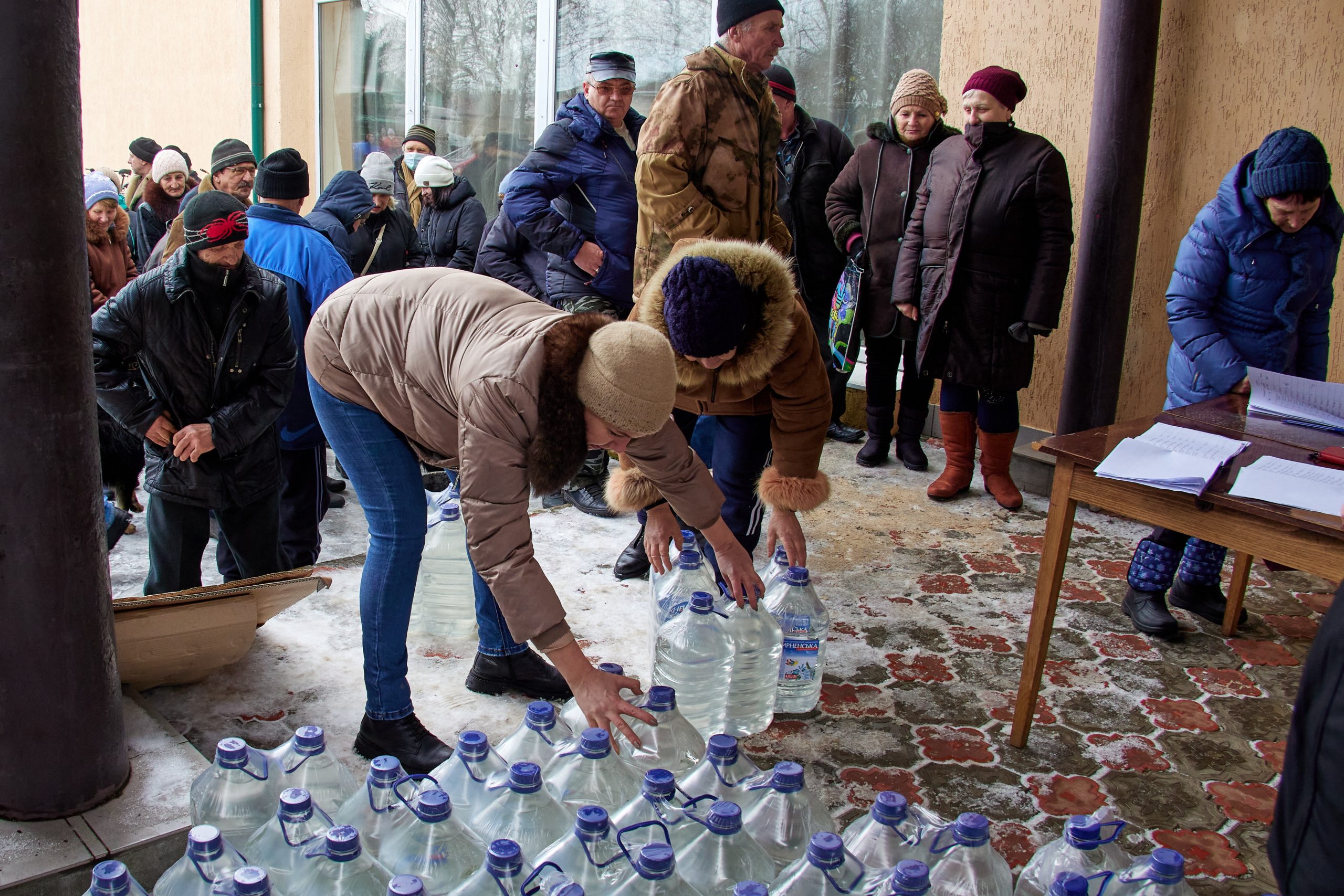 epa10445857 Water aid is delivered to residents of  Oleksandro-Kalynove near Donetsk in eastern Ukraine, 03 February 2023. The presidents of the European Council and European Commission, accompanied by 15 Commissioners, are visiting Kyiv to meet with Ukrainian top officials and take part in the EU-Ukraine summit, the first summit since the European Council granted Ukraine the status of EU candidate amid Russia's invasion  EPA/SERGEY KOZLOV