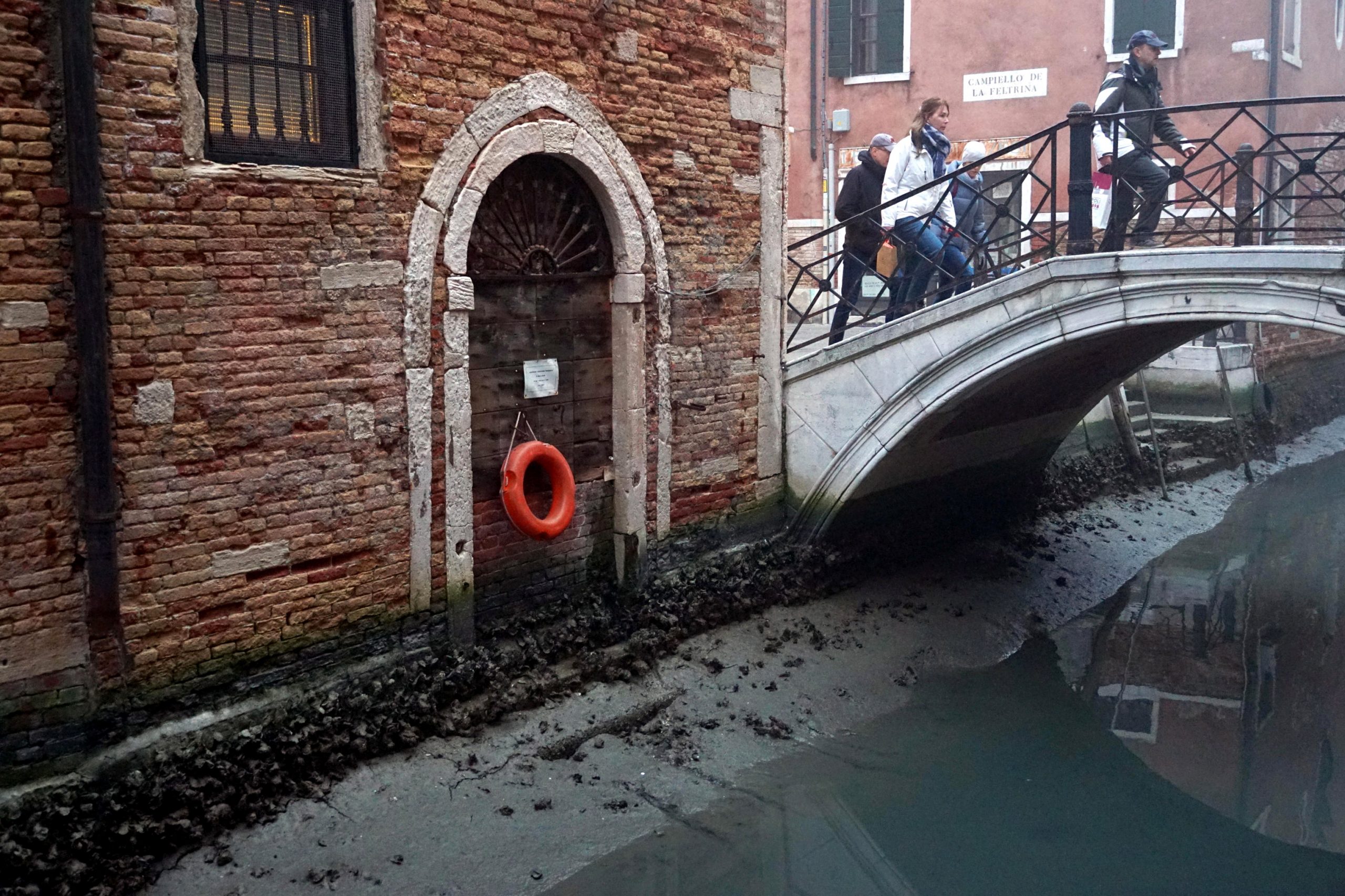 epa10473375 An internal canal during a low tide in Venice, Italy, 17 February 2023. Venice has been struggling for many days with a low tide, which is beginning to create serious problems also for navigability.  EPA/ANDREA MEROLA