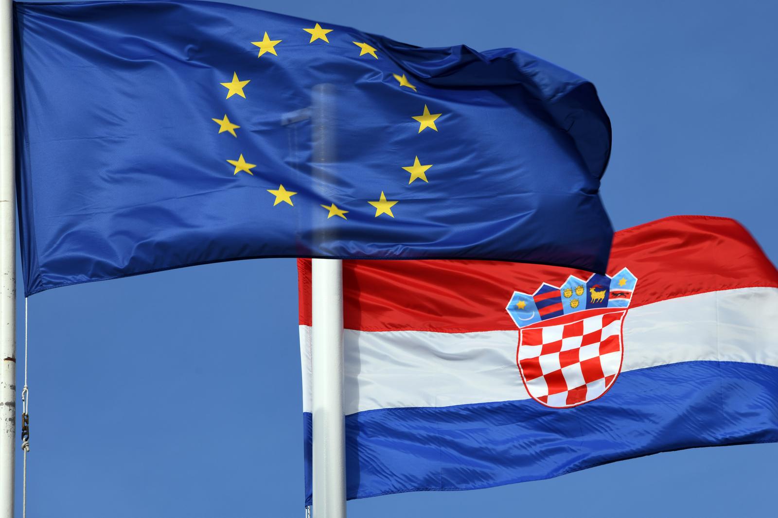 09.04.2022., Sibenik - Zastava Europske unije i Republike Hrvatske.  Photo: Hrvoje Jelavic/PIXSELL
