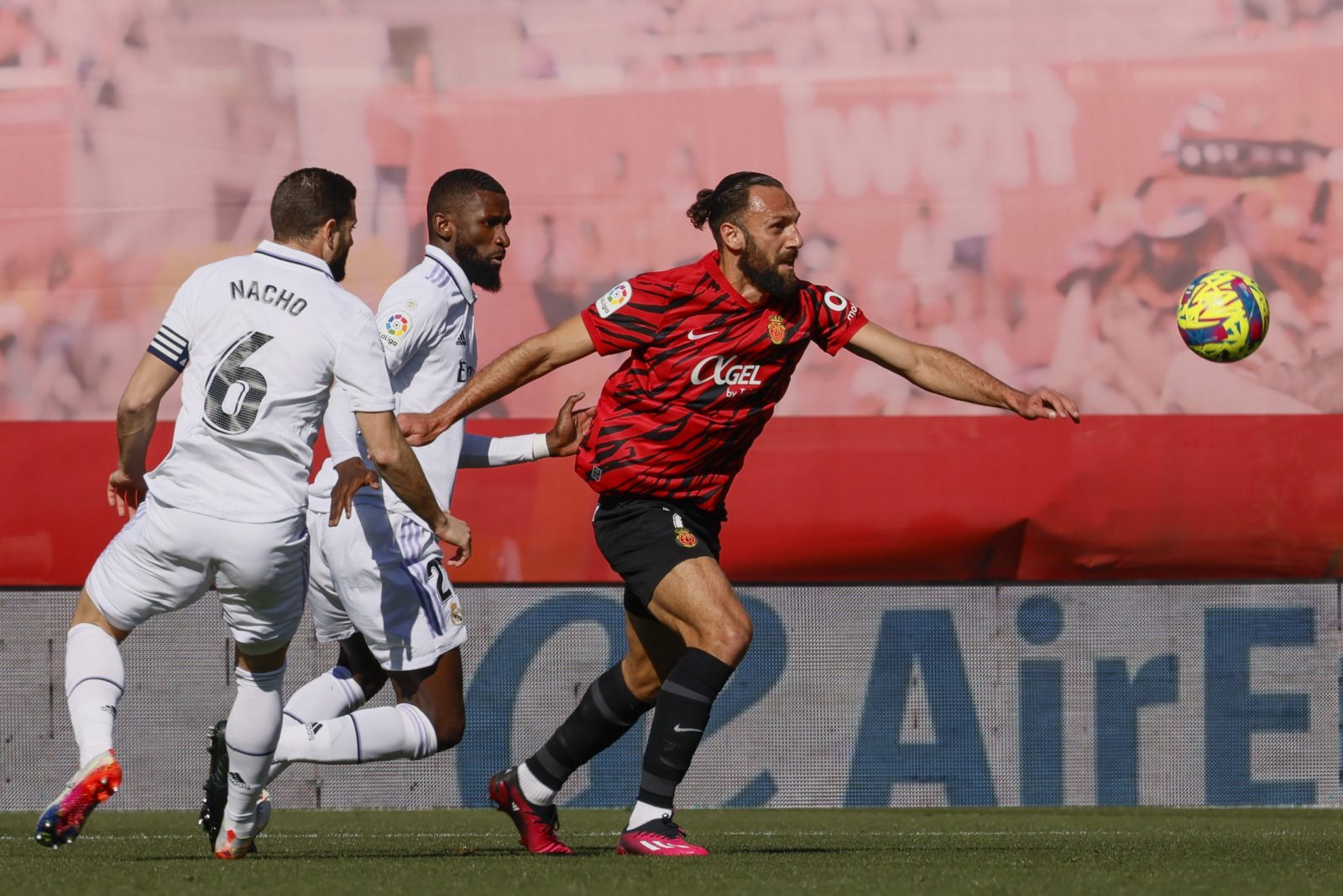 epa10448779 Real Madrid's defenders Nacho Fernandez (L) and Antonio Rudger (C) vie for the ball with Mallorca's forward Vedat Muriqi (R) during the Spanish LaLiga soccer match between RCD Mallorca and Real Madrid, in Mallorca, Spain, 05 February 2023.  EPA/CATI CLADERA