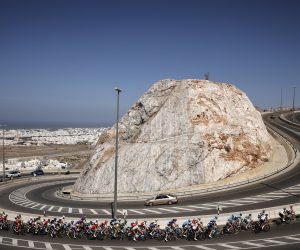 epaselect epa10458679 The pack of riders in action during the Muscat Classic cycling race over 173.7 km from Al Mouj Muscat to Al Bustan, in Muscat, Oman, 10 February 2023.  EPA/YOAN VALAT