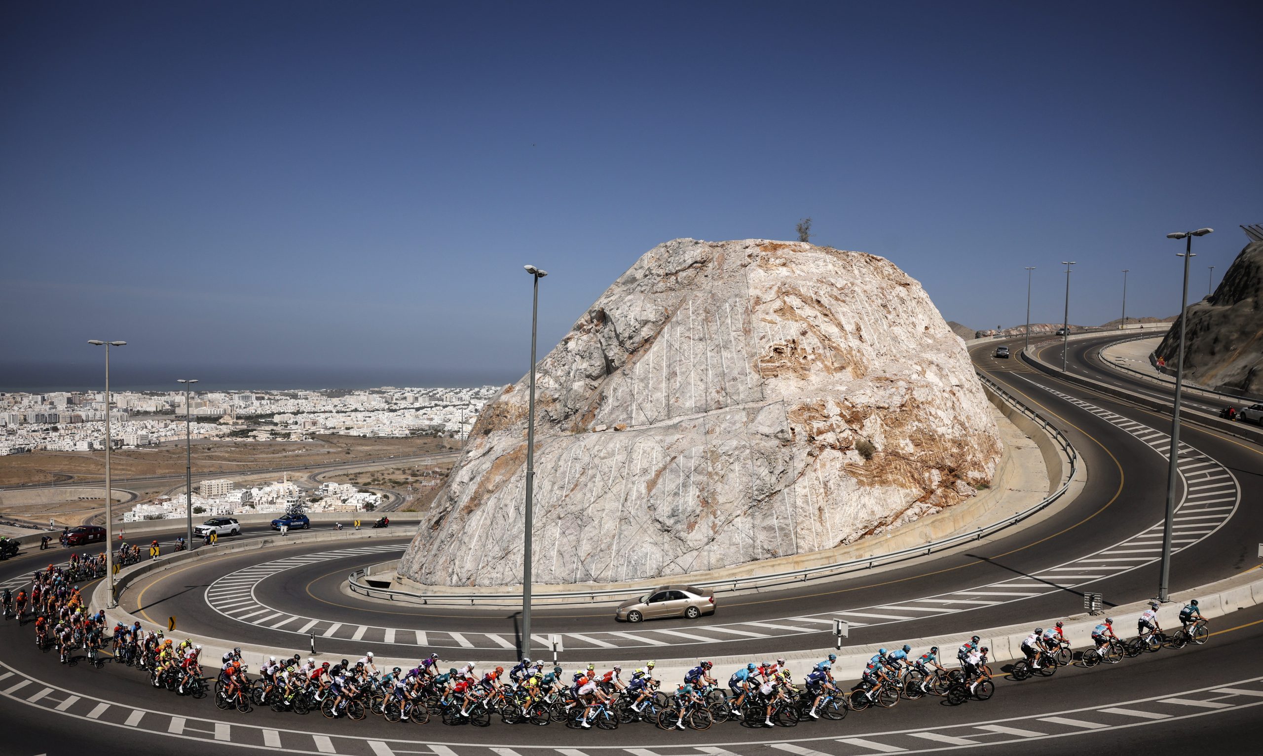 epaselect epa10458679 The pack of riders in action during the Muscat Classic cycling race over 173.7 km from Al Mouj Muscat to Al Bustan, in Muscat, Oman, 10 February 2023.  EPA/YOAN VALAT