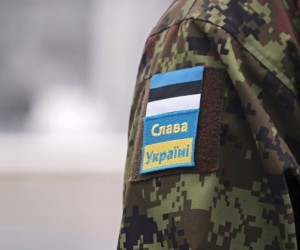 epa10488406 A patch on an Estonian soldier's uniform reads the Ukrainian national salute 'Slava Ukraini!' (Glory to Ukraine!) as he participates in the Defence Forces parade during the 105th Independence Day celebration in Tallinn, Estonia, 24 February 2023. This year's events are marked the same day as the first year anniversary of Russia's war against Ukraine.  EPA/VALDA KALNINA