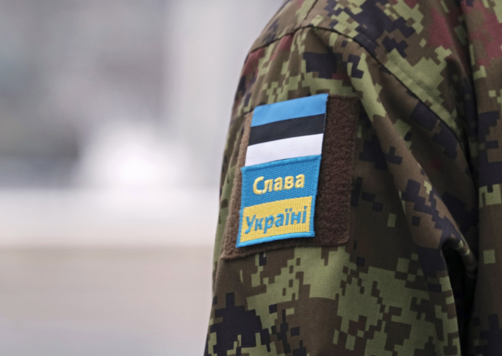 epa10488406 A patch on an Estonian soldier's uniform reads the Ukrainian national salute 'Slava Ukraini!' (Glory to Ukraine!) as he participates in the Defence Forces parade during the 105th Independence Day celebration in Tallinn, Estonia, 24 February 2023. This year's events are marked the same day as the first year anniversary of Russia's war against Ukraine.  EPA/VALDA KALNINA