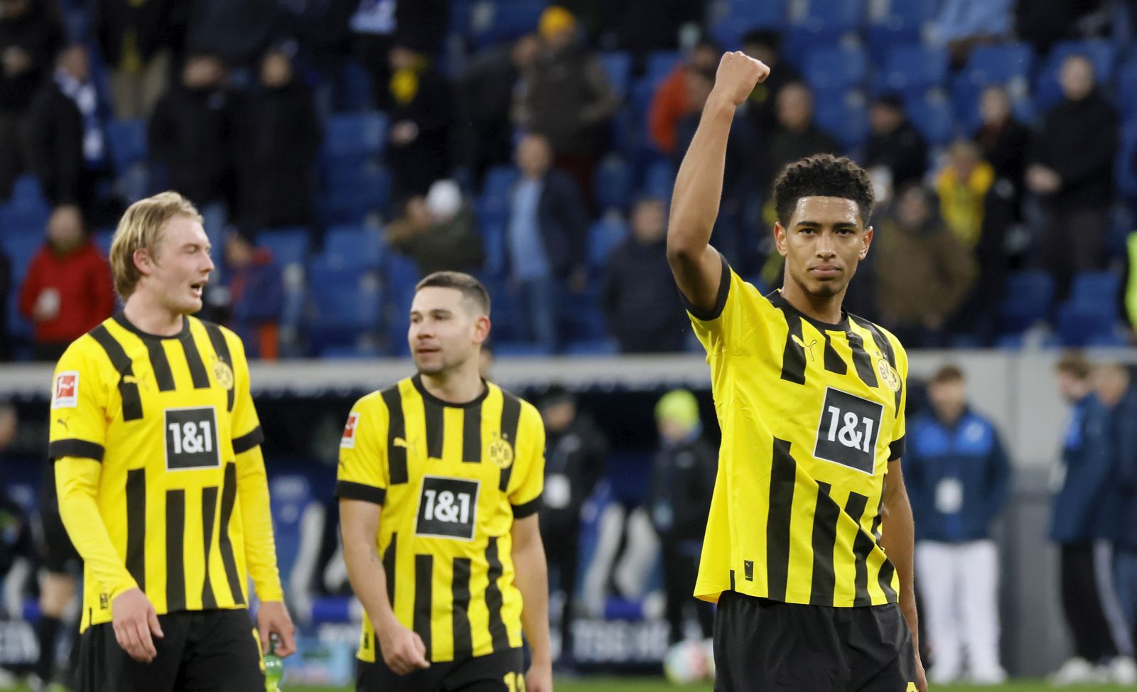 epa10490607 Dortmund's Jude Bellingham (R) celebrates after winning the German Bundesliga soccer match between TSG 1899 Hoffenheim and Borussia Dortmund in Sinsheim, Germany, 25 February 2023.  EPA/RONALD WITTEK CONDITIONS - ATTENTION: The DFL regulations prohibit any use of photographs as image sequences and/or quasi-video.