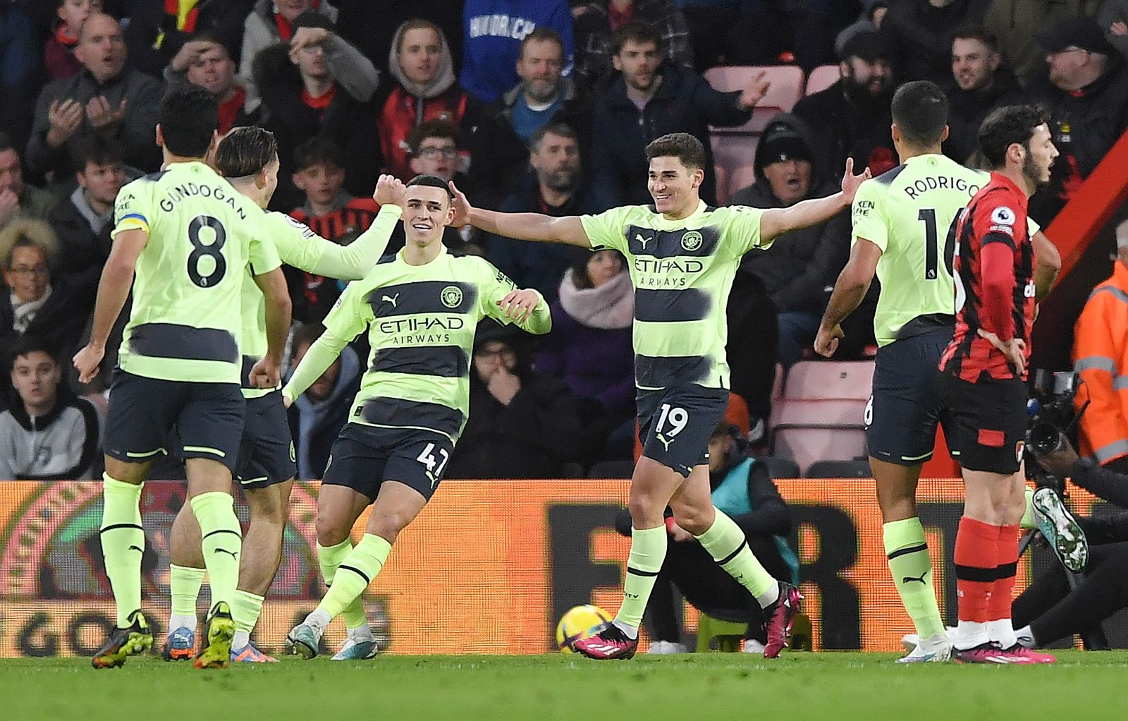 epa10490836 (L-R) Ilkay Gundogan, Jack Grealish, Phil Foden, Julian Alvarez and Rodri celebrate Alvarez' goal against Bournemouth Manchester City during the English Premier League soccer match between AFC Bournemouth vs Manchester City in Bournemouth, Britain, 25 February 2023.  EPA/Vince Mignott EDITORIAL USE ONLY. No use with unauthorized audio, video, data, fixture lists, club/league logos or 'live' services. Online in-match use limited to 120 images, no video emulation. No use in betting, games or single club/league/player publications