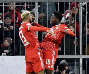epa10492650 Munich's Eric Maxim Choupo-Moting (L) celebrates with teammates after scoring the 1-0 lead during the German Bundesliga soccer match between FC Bayern Munich and 1. FC Union Berlin in Munich, Germany, 26 February 2023.  EPA/ANNA SZILAGYI CONDITIONS - ATTENTION: The DFL regulations prohibit any use of photographs as image sequences and/or quasi-video.