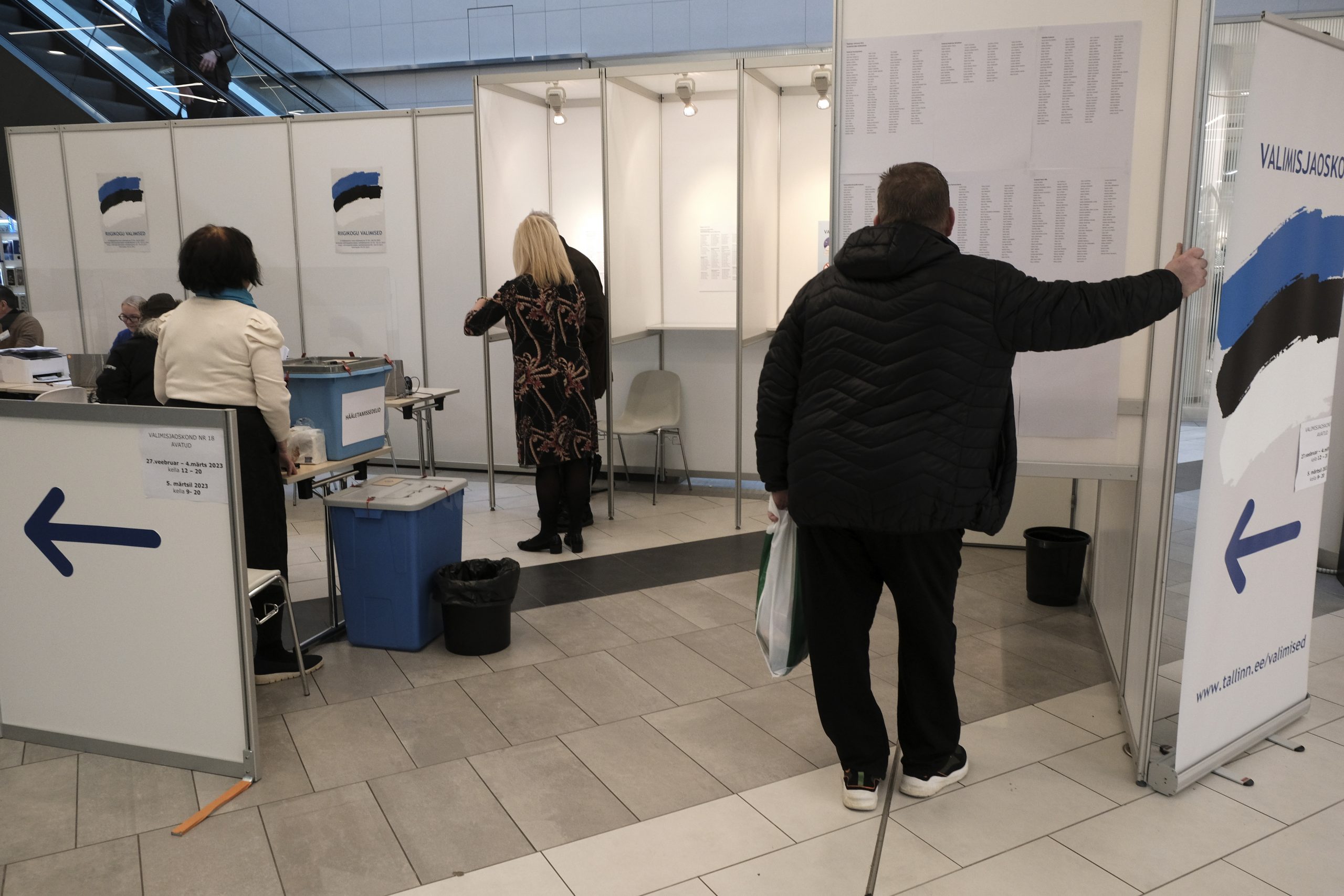 epa10497001 People take part in advance voting in the Estonian parliamenr (Riigikogu) at the polling station in a shopping mall in Tallinn, Estonia, 01 March 2023. Parliamentary elections will be held in Estonia on 5 March 2023 to elect all 101 members of the Riigikogu.  EPA/VALDA KALNINA