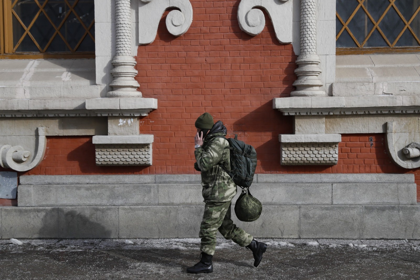 epa10496985 A man in a camouflage uniform walks past in Moscow, Russia, 01 March 2023. The European Union on 25 February introduced the 10th package of sanctions against Russia. The restrictions will affect the banking sector, advanced technologies, as well as the private military company (PMC) 'Wagner'. On 24 February 2022 Russian troops entered the Ukrainian territory in what the Russian president declared to be a 'Special Military Operation', starting an armed conflict.  EPA/YURI KOCHETKOV