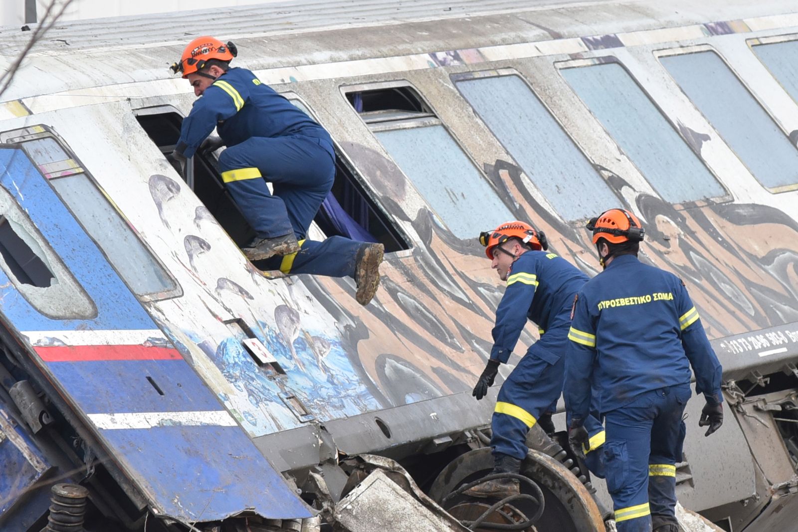 epa10497209 Firefighters and rescue crews work to extricate passengers from trains after a collision near Larissa city, Greece, 01 March 2023. Fire fighter and ambulance service crews remain at the scene, while special crews were using cutting tools and blow torches to cut and prise apart the remains of the carriages to look for people or bodies possibly trapped inside. According to the latest update by the fire brigade spokesperson Vasilis Vathrakogiannis, the death toll was 36 so far and 66 people had been taken to hospital, six of which were admitted to ICUs.  EPA/APOSTOLIS DOMALIS