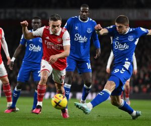 epa10497536 Arsenal's Leandro Trossard (C) in action with Everton's Vitaliy Mykolenko (R) during the English Premier League soccer match between Arsenal London and Everton FC in London, Britain, 01 March 2023.  EPA/Andy Rain