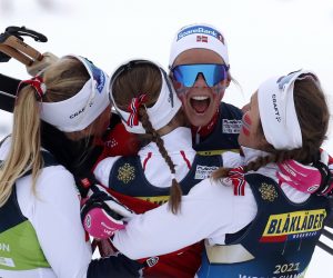 epa10498582 The team of Norway celebrate after winning the Team Women's Relay 4x5km cross-country skiing competition at the FIS Nordic Skiing World Championships in Planica, Slovenia, 02 March 2023.  EPA/ANTONIO BAT