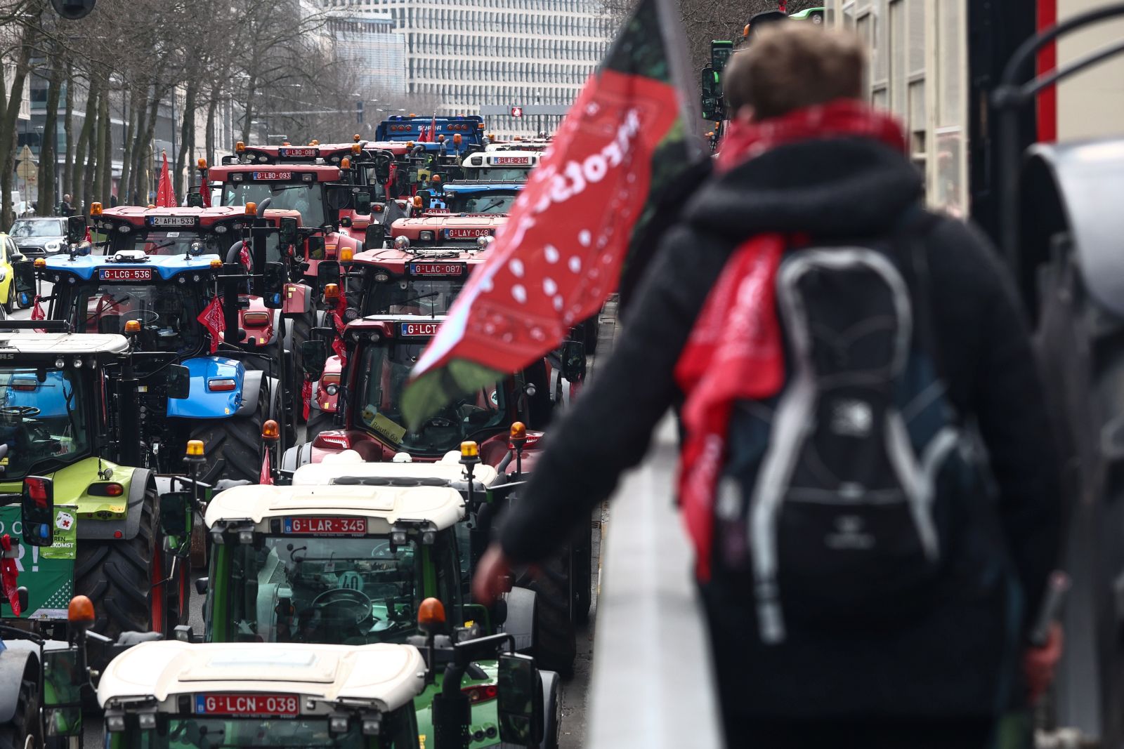 epa10500472 Farmers from the northern region of Flanders take part in a protest with their tractors against a new regional government plan to limit nitrogen emissions, in Brussels, Belgium, 03 March 2023.  EPA/STEPHANIE LECOCQ