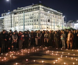 epaselect epa10501436 People lght candles in honor of the 57 victims of Greece's deadliest train crash, during a protest in front of Parliament in Athens, Greece, 03 March 2023. The death toll of the train collision that occurred on the Athens-Thessaloniki line has risen to 57, a Hellenic Police spokesperson confirmed on 02 March 2023. The collision between a passenger train traveling north and a freight train traveling south on the same line occurred on 28 February night.  EPA/GEORGE VITSARAS