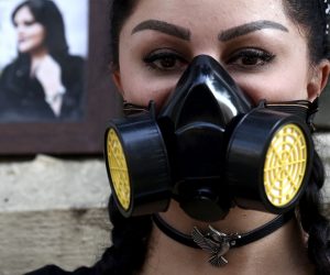 epa10504722 Nikoo Azad, a psychology student from Iran, wears a chemical fume respirator mask during a silent protest in Bangalore, India, 05 March 2023. Nikoo condemned the random toxic gas attacks on 26 girls' schools in Iran, for which no one has been arrested and no chemical agent has been found responsible for the mysterious poisoning of girls.  EPA/JAGADEESH NV