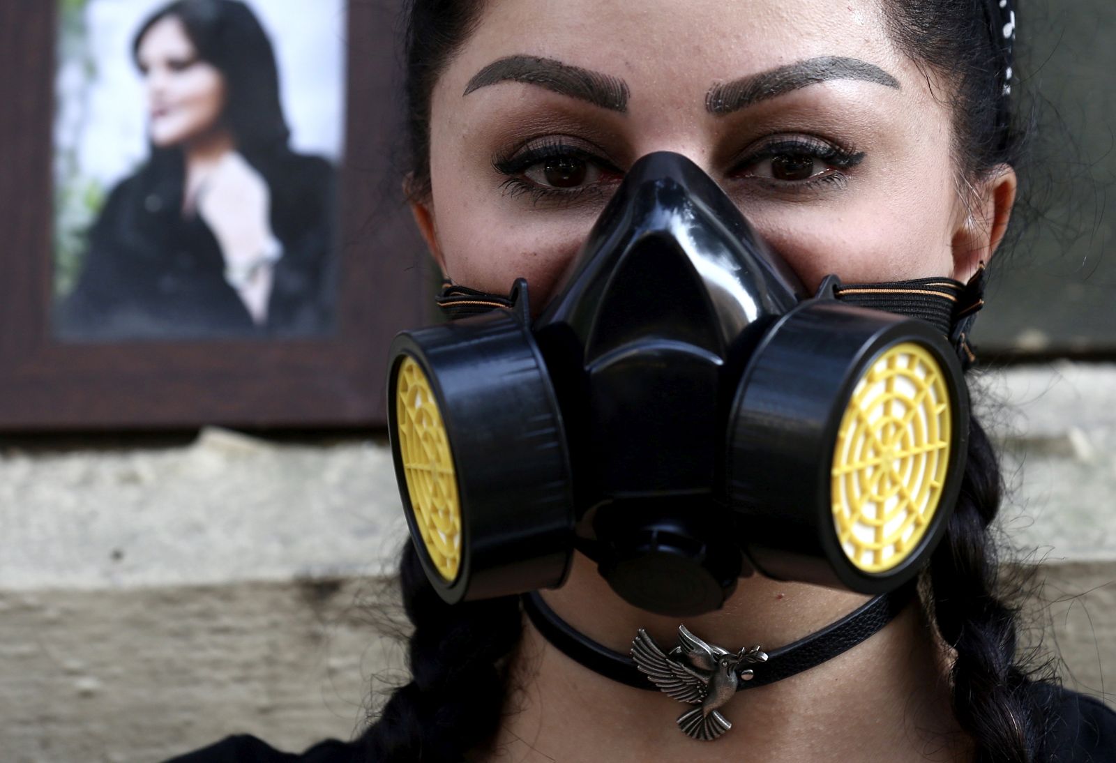 epa10504722 Nikoo Azad, a psychology student from Iran, wears a chemical fume respirator mask during a silent protest in Bangalore, India, 05 March 2023. Nikoo condemned the random toxic gas attacks on 26 girls' schools in Iran, for which no one has been arrested and no chemical agent has been found responsible for the mysterious poisoning of girls.  EPA/JAGADEESH NV