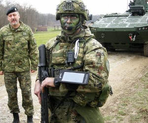 Petrinja, 06.03.2023. - Nakon pet godina razvoja, Hrvatska je vojska dobila napredni taktički radio uređaj "Takard", koji su domaće tvrtke proizvele po najvišim NATO standardima. Jedinstveni proizvod, koji su uz potporu i u suradnji s Ministarstvom obrane i Oružanim snagama RH razvile tvrtke RIZ - Profesionalne elektronike d.o.o. i Impel Groupa d.o.o., u ponedjeljak je predstavljen na vojnoj pokaznoj taktičkoj vježbi mehaniziranog voda na poligonu petrinjske vojarne "Pukovnik Predrag Matanović", uz nazočnost ministra obrane Marija Banožića i načelnika Glavnog stožera OSRH admiraal Roberta Hranja. foto HINA/ Zdravko STRIŽIĆ/ ml