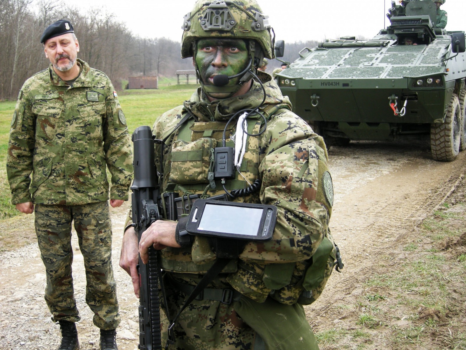 Petrinja, 06.03.2023. - Nakon pet godina razvoja, Hrvatska je vojska dobila napredni taktički radio uređaj "Takard", koji su domaće tvrtke proizvele po najvišim NATO standardima. Jedinstveni proizvod, koji su uz potporu i u suradnji s Ministarstvom obrane i Oružanim snagama RH razvile tvrtke RIZ - Profesionalne elektronike d.o.o. i Impel Groupa d.o.o., u ponedjeljak je predstavljen na vojnoj pokaznoj taktičkoj vježbi mehaniziranog voda na poligonu petrinjske vojarne "Pukovnik Predrag Matanović", uz nazočnost ministra obrane Marija Banožića i načelnika Glavnog stožera OSRH admiraal Roberta Hranja. foto HINA/ Zdravko STRIŽIĆ/ ml