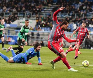 epa10506608 Cremonese's Cyriel Dessers scores the 2-2 goal during the Italian Serie A soccer match between US Sassuolo and US Cremonese at the Mapei Stadium in Reggio Emilia, Italy, 06 March 2023.  EPA/SERENA CAMPANINI