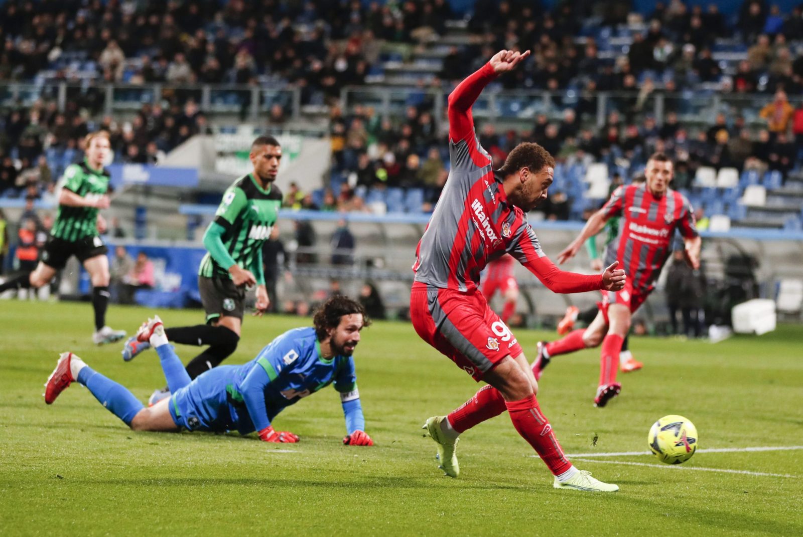 epa10506608 Cremonese's Cyriel Dessers scores the 2-2 goal during the Italian Serie A soccer match between US Sassuolo and US Cremonese at the Mapei Stadium in Reggio Emilia, Italy, 06 March 2023.  EPA/SERENA CAMPANINI