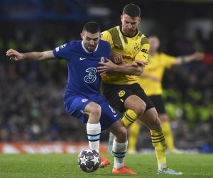 epa10508244 Mateo Kovacic (L) of Chelsea in action against Salih Ozcan (R) of Dortmund during the UEFA Champions League, Round of 16, 2nd leg match between Chelsea FC vs Borussia Dortmund in London, Britain, 07 March 2023.  EPA/Neil Hall