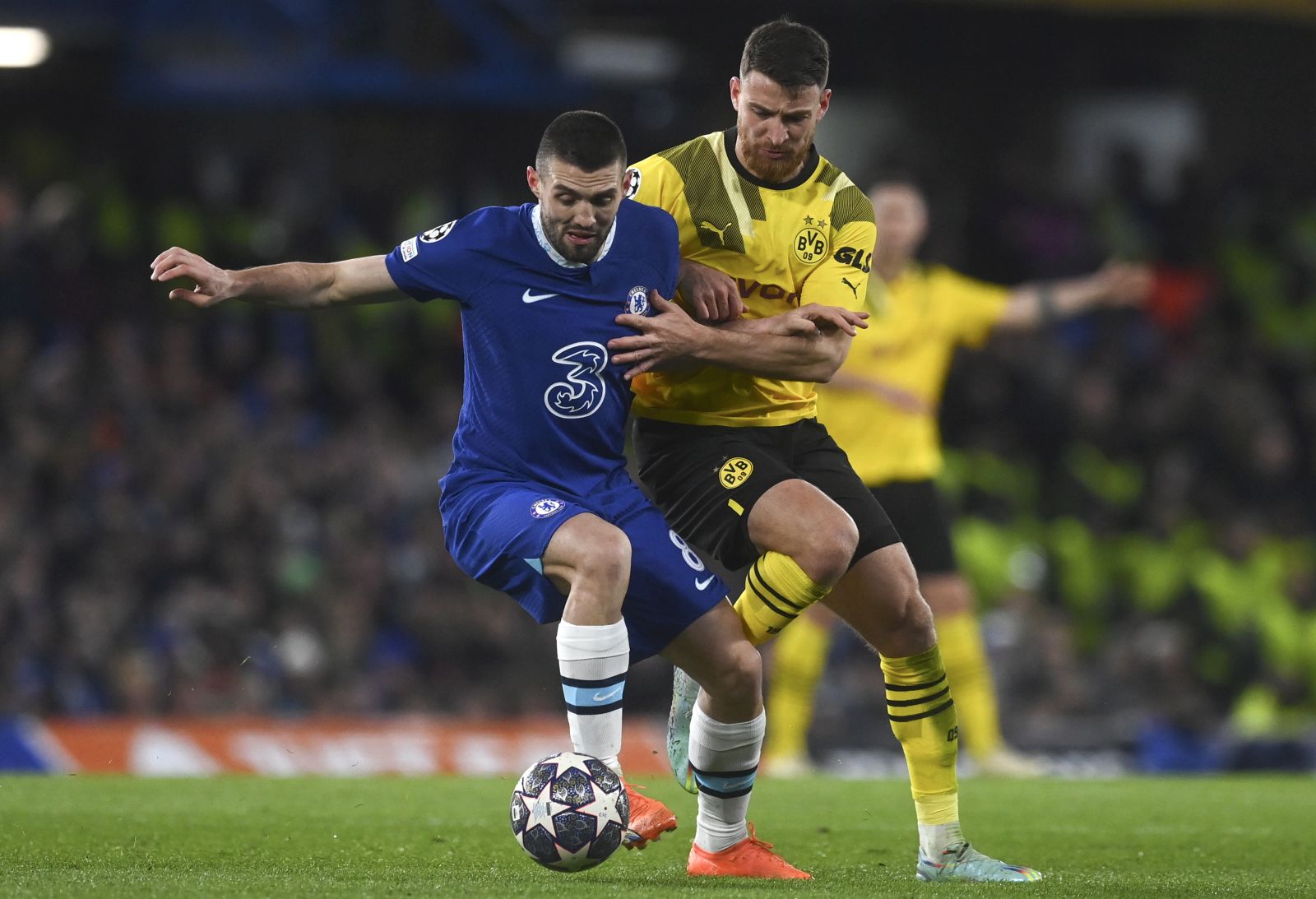 epa10508244 Mateo Kovacic (L) of Chelsea in action against Salih Ozcan (R) of Dortmund during the UEFA Champions League, Round of 16, 2nd leg match between Chelsea FC vs Borussia Dortmund in London, Britain, 07 March 2023.  EPA/Neil Hall