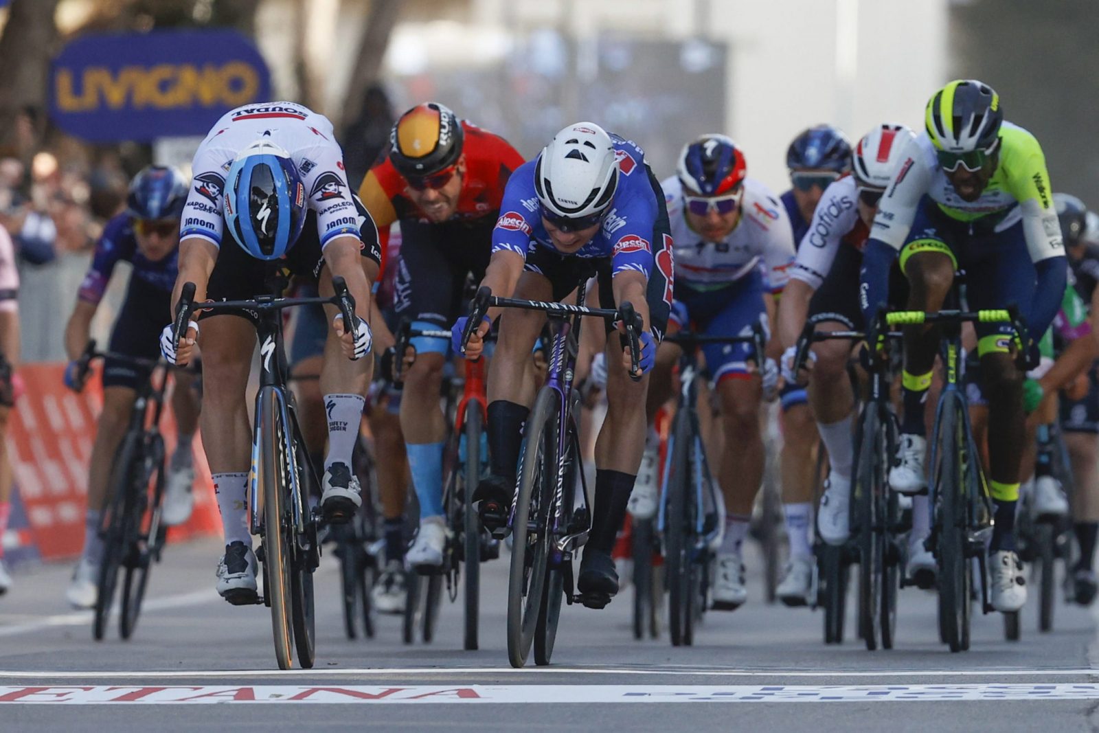 epa10507694 Fabio Jakobsen of team Soudal - Quick Step (L) wins ahead of Jasper Philipsen of the team Alpecin - Deceuninck the second stage of the 58th Tirreno Adriatico cycling race, from Camaiore to Follonica, in Follonica, Italy, 07 March 2023.  EPA/ROBERTO BETTINI