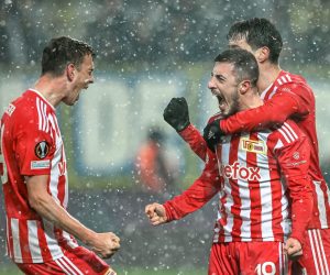 epaselect epa10511987 Union's Josip Juranovic (2R) celebrates with his teammates after scoring the equalizer during the UEFA Europa League Round of 16, 1st leg match between Union Berlin and Union Saint-Gilloise in Berlin, Germany, 09 March 2023.  EPA/Filip Singer