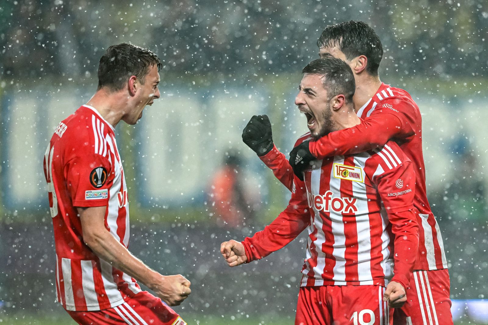 epaselect epa10511987 Union's Josip Juranovic (2R) celebrates with his teammates after scoring the equalizer during the UEFA Europa League Round of 16, 1st leg match between Union Berlin and Union Saint-Gilloise in Berlin, Germany, 09 March 2023.  EPA/Filip Singer