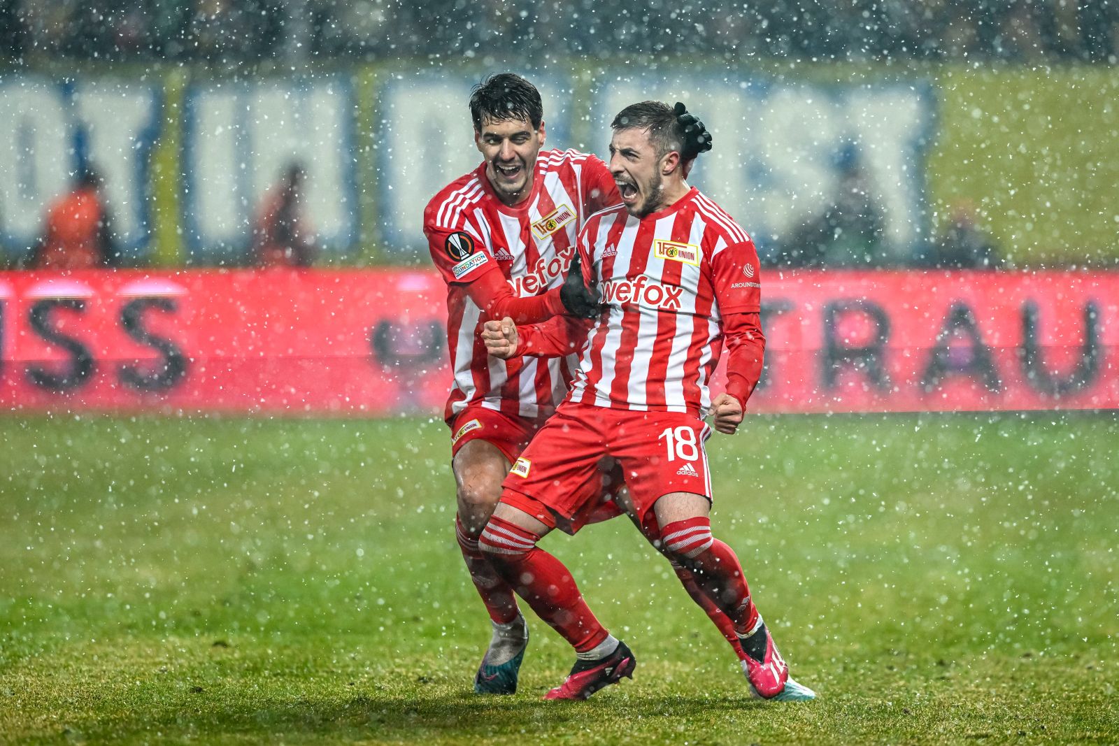 epa10511989 Union's Josip Juranovic (R) celebrates with his teammates after scoring the equalizer during the UEFA Europa League Round of 16, 1st leg match between Union Berlin and Union Saint-Gilloise in Berlin, Germany, 09 March 2023.  EPA/Filip Singer