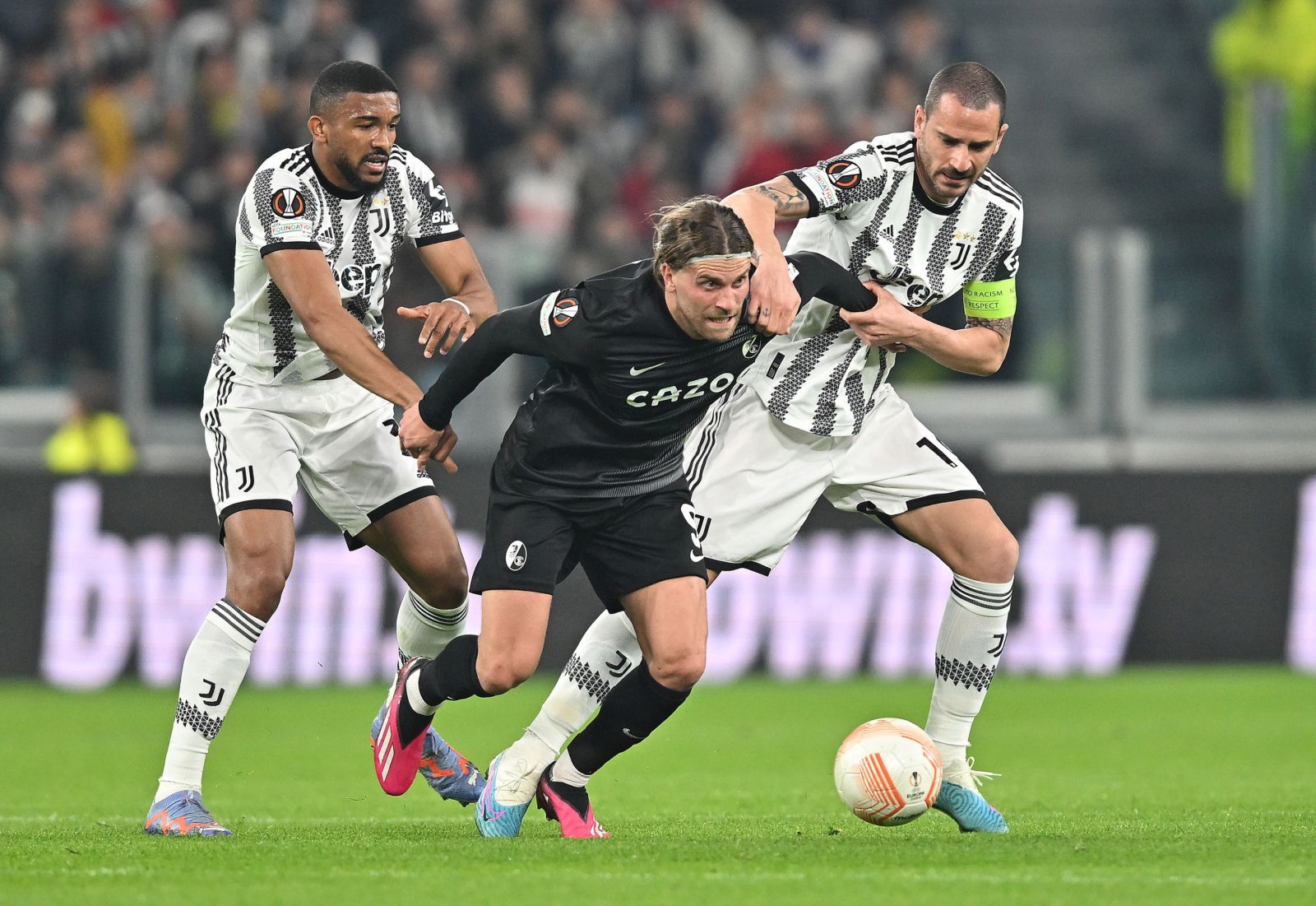 epa10512456 Juventus' Leonardo Bonucci (R) and Gleison Bremer (L) battle for the ball with Freiburg's Lucas Holer (C) during the UEFA Europa League Round of 16, 1st leg match between  Juventus FC and SC Freiburg, in Turin, Italy, 09 March 2023.  EPA/ALESSANDRO DI MARCO
