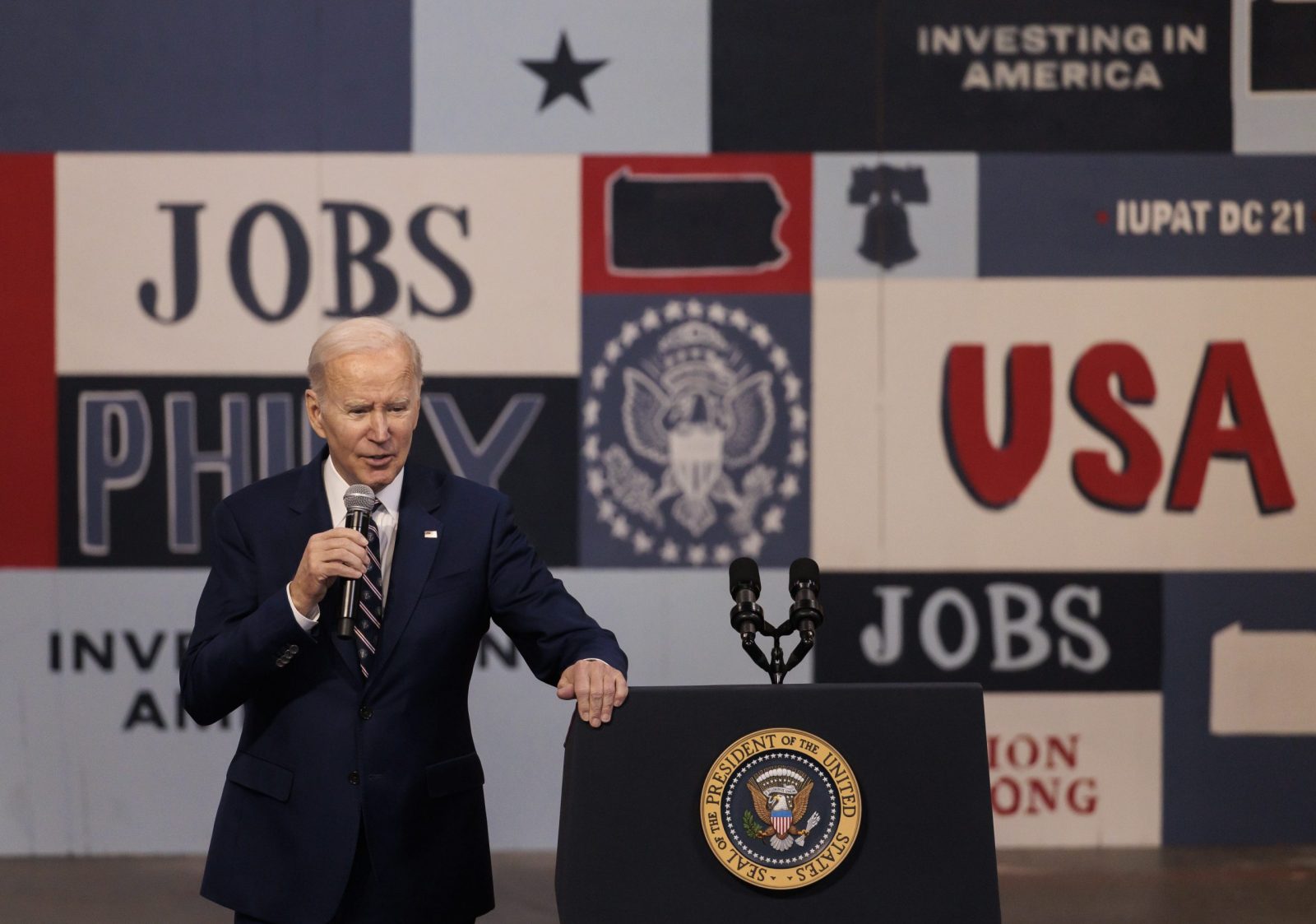 epa10512362 US President Joe Biden speaks about his administration's budget proposals during an event at the Finishing Trades Institute in Philadelphia, Pennsylvania, USA, 09 March 2023.  EPA/JUSTIN LANE