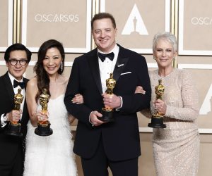 epa10519383 (L-R) Ke Huy Quan with his Oscar for Best Supporting Actor, Michelle Yeoh with her Oscar for Best Actress, Brendan Fraser with his Oscar for Best Actor and Jamie Lee Curtis with her Oscar for Best Supporting Actress pose in the press room during the 95th annual Academy Awards ceremony at the Dolby Theatre in Hollywood, Los Angeles, California, USA, 12 March 2023. The Oscars are presented for outstanding individual or collective efforts in filmmaking in 24 categories.  EPA/CAROLINE BREHMAN