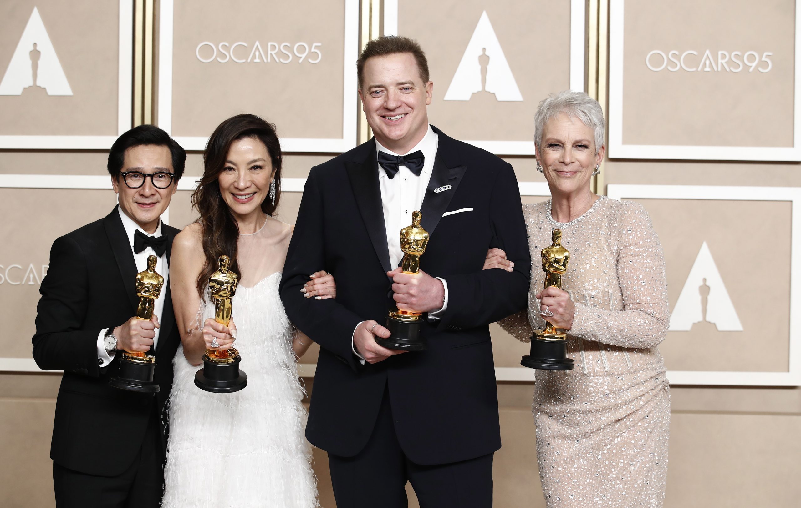 epa10519383 (L-R) Ke Huy Quan with his Oscar for Best Supporting Actor, Michelle Yeoh with her Oscar for Best Actress, Brendan Fraser with his Oscar for Best Actor and Jamie Lee Curtis with her Oscar for Best Supporting Actress pose in the press room during the 95th annual Academy Awards ceremony at the Dolby Theatre in Hollywood, Los Angeles, California, USA, 12 March 2023. The Oscars are presented for outstanding individual or collective efforts in filmmaking in 24 categories.  EPA/CAROLINE BREHMAN