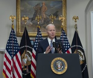 epa10520483 United States President Joe Biden delivers  remarks on the United States banking system after the collapse of Silicon Valley Bank (SVB), at the White House in Washington, DC, USA, 13 March 2023.  EPA/Chris Kleponis / POOL