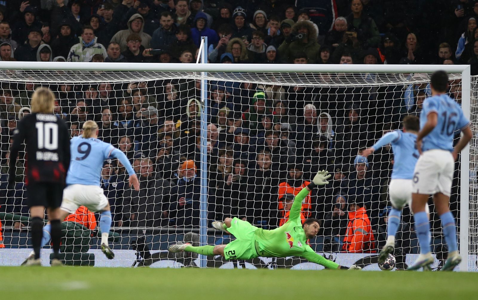 epa10522902 Manchester City's Erling Haaland scores the 1-0 lead past RB Leipzig's goalkeeper Janis Blaswich during the UEFA Champions League Round of 16, 2nd leg match between Manchester City and RB Leipzig in Manchester, Britain, 14 March 2023.  EPA/Adam Vaughan