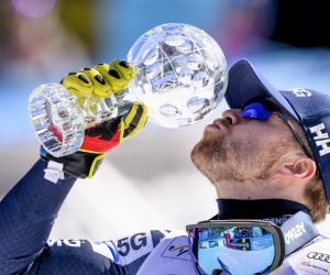 epa10523726 The Downhill World Cup winner Aleksander Aamodt Kilde of Norway kisses his trophy after the Men's Downhill race at the FIS Alpine Skiing World Cup finals in the skiing resort of El Tarter, Andorra, 15 March 2023.  EPA/JEAN-CHRISTOPHE BOTT