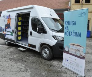 Hrvatska Kostajnica, 15.3.2023.- U sklopu projekta "Knjiga na kotaèima" u srijedu je u Hrvatskoj Kostajnici predstavljen bibliokombi, koji æe knjigu pribliiti i graðanima u najudaljenijim i teko pristupaènim mjestima. Rijeè je o projektu financiranom s 85 posto bespovratnih sredstava Europskog socijalnog fonda i 15 posto iz dravnog proraèuna u ukupnom iznosu 318.400 eura, koji se provodi u dvogodinjem razdoblju, od rujna 2021. do rujna 2023. godine.  
foto HINA/ Alija Krupiæ/ ua