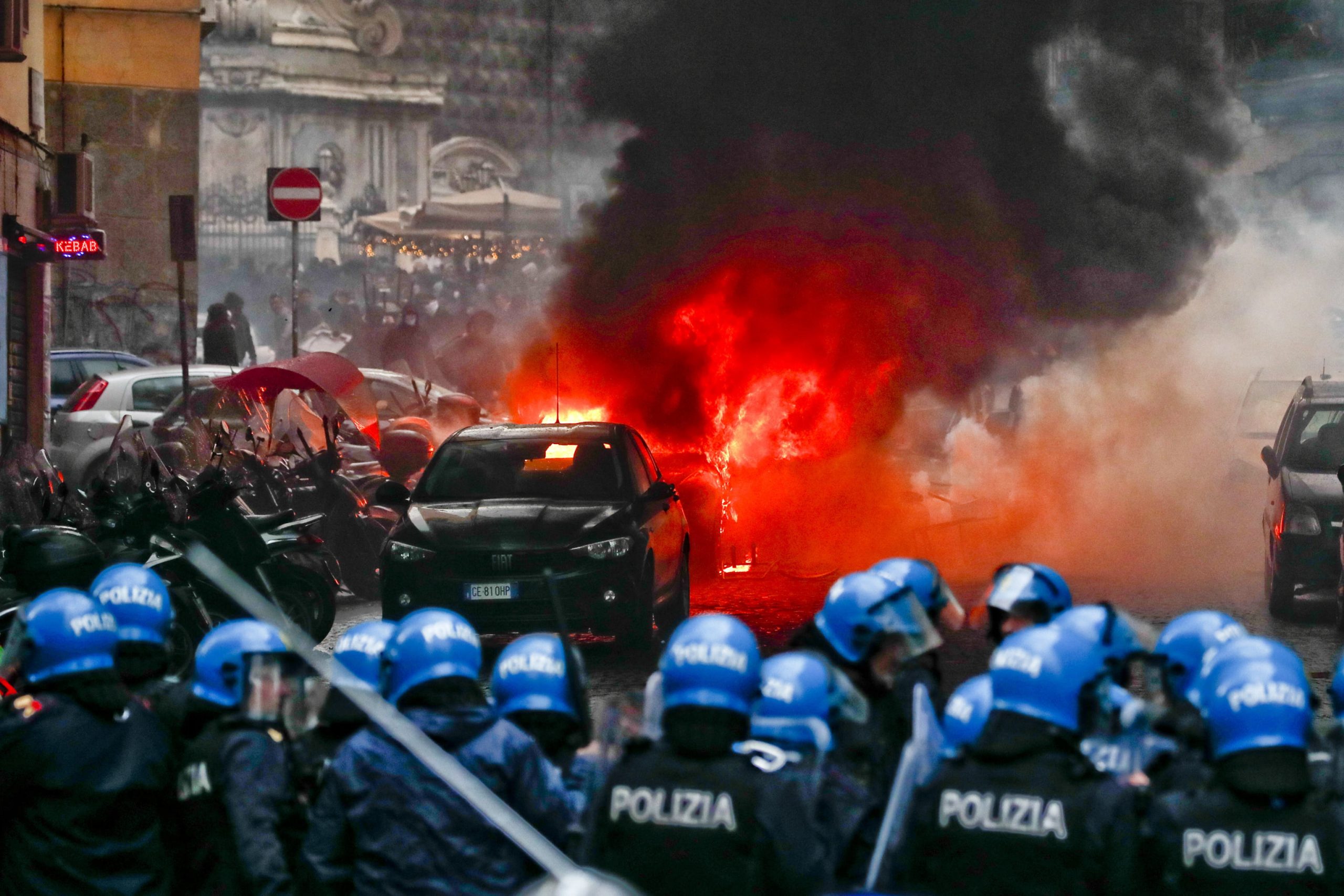 epa10524669 A police car set on fire during clashes with Eintracht Frankfurt supporters in Naples, Italy, 15 March 2023, ahead of the UEFA Champions League Round of 16, 2nd leg match between SSC Napoli and Eintracht Frankfurt.  EPA/CIRO FUSCO