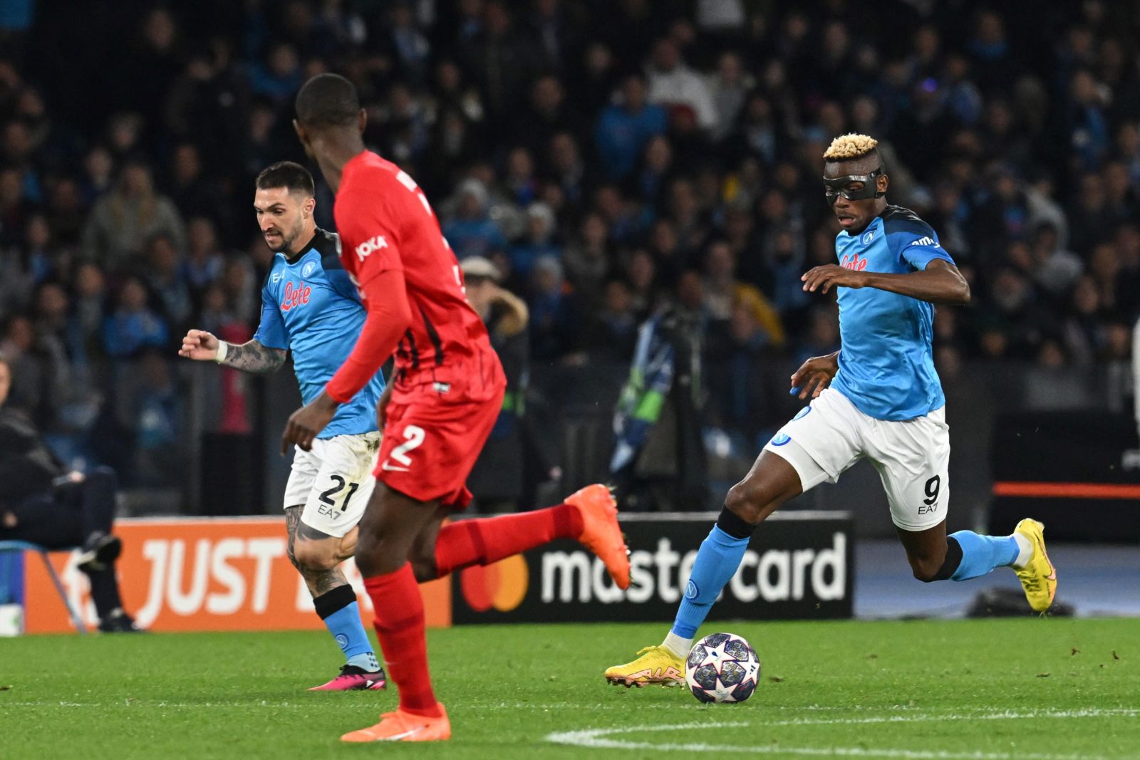 epa10525037 Napoli's forward Victor Osimhen (R) in action during the UEFA Champions League Round of 16, 2nd leg match between SSC Napoli and Eintracht Frankfurt, in Naples, Italy, 15 March 2023.  EPA/CIRO FUSCO