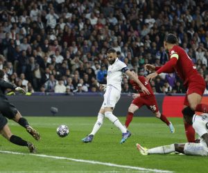 epa10525188 Real Madrid's Karim Benzema (C) in action to score the 1-0 lead during the UEFA Champions League round of 16 second leg soccer match between Real Madrid and Liverpool, in Madrid, Spain, 15 March 2023.  EPA/JUANJO MARTIN