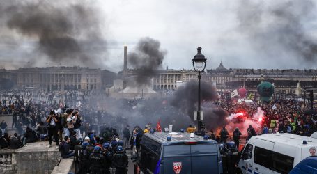 U francuskom parlamentu zastupnici iz protesta pjevaju ‘Marseljezu’, dok Macron ustavnim manevrom izbjegava glasanje o mirovinskoj reformi