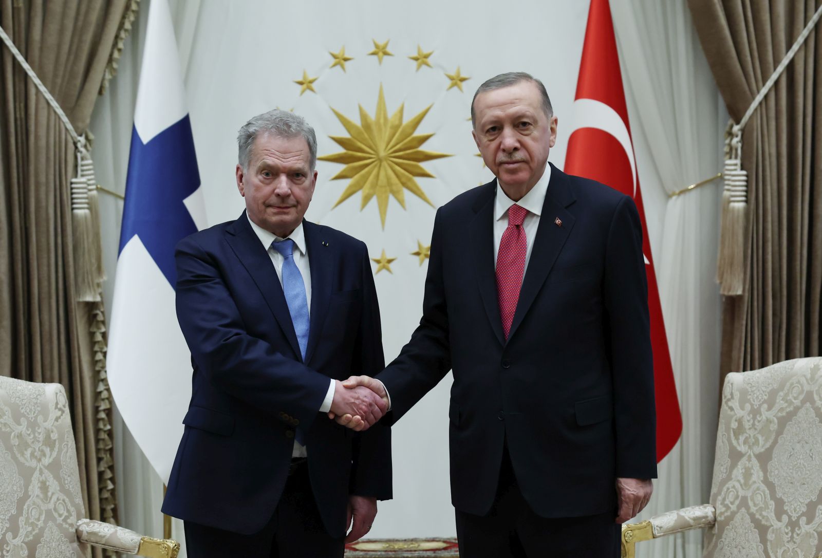 epa10528406 A handout photo made available by Turkish presidential press office shows Finland's President Sauli Niinisto (L) and Turkish President Recep Tayyip Erdogan pose before their meeting at the presidential palace in Ankara, Turkey, 17 March 2023. Niinisto is in Turkey for the talks on Turkey's approval of Finland’s NATO membership bid. Following Russia's invasion of Ukraine in May 2022, Finland and Sweden submitted applications to join NATO.  EPA/MURAT CETIN MUHURDAR HANDOUT  HANDOUT EDITORIAL USE ONLY/NO SALES