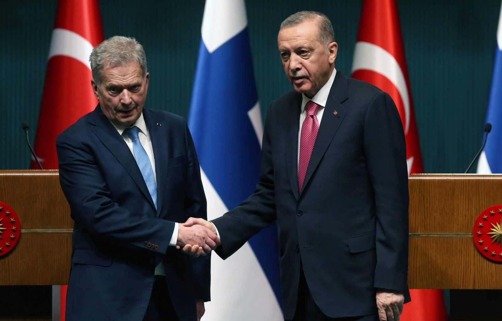epa10528603 Finland's President Sauli Niinisto (L) and Turkish President Recep Tayyip Erdogan attend a press conference after their meeting at the presidential palace in Ankara, Turkey, 17 March 2023. Niinisto is in Turkey for the talks of Turkey's ratifying Finland’s NATO membership bid. Following Russia's invasion of Ukraine in May 2022, Finland and Sweden submitted applications to join NATO.  EPA/NECATI SAVAS