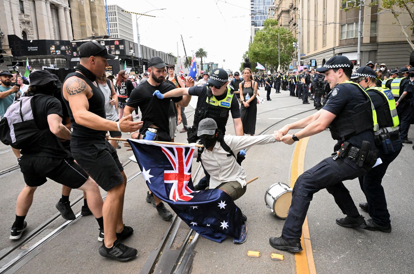 epaselect epa10529421 Police remove a protester during a transgender rights rally, involving opposing neo-Nazi protesters, outside Parliament House in Melbourne, Australia, 18 March 2023.  EPA/JAMES ROSS AUSTRALIA AND NEW ZEALAND OUT  
ALTERNATE CROP