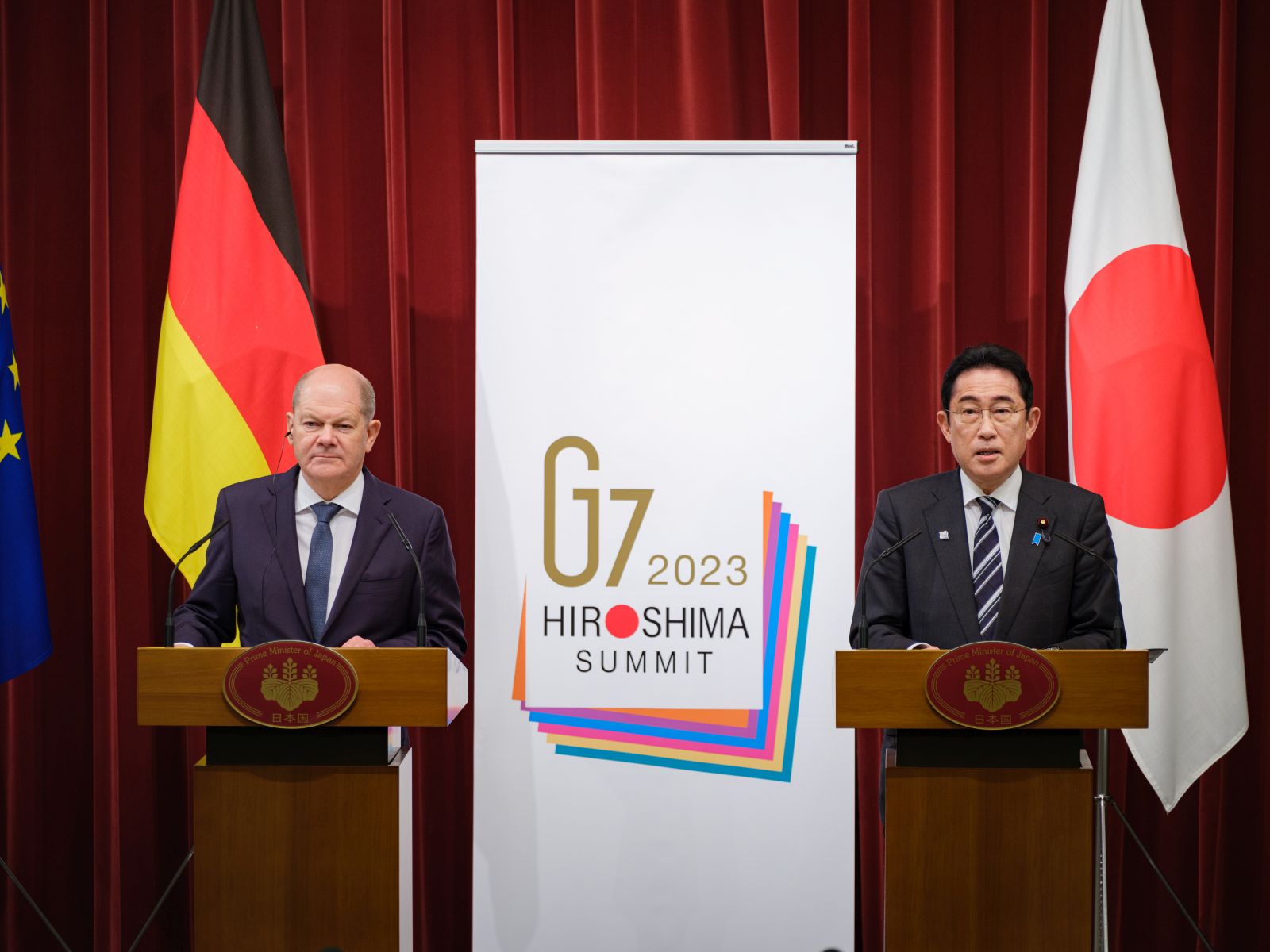 epa10529675 German Chancellor Olaf Scholz (L) and Japan's Prime Minister Fumio Kishida (R) attend a press conference after the Germany-Japan Summit at prime minister's official residence in Tokyo, Japan, 18 March 2023.  EPA/NICOLAS DATICHE / POOL