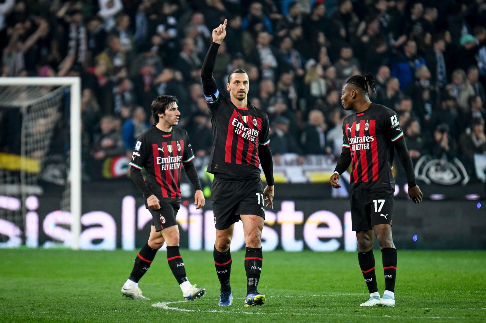 epa10530979 Milan's Zlatan Ibrahimovic celebrates after scoring the 1-1 goal during the Italian soccer Serie A soccer match betweem Udinese Calcio and AC Milan, in Udine, Italy, 18 March 2023.  EPA/ETTORE GRIFFONI